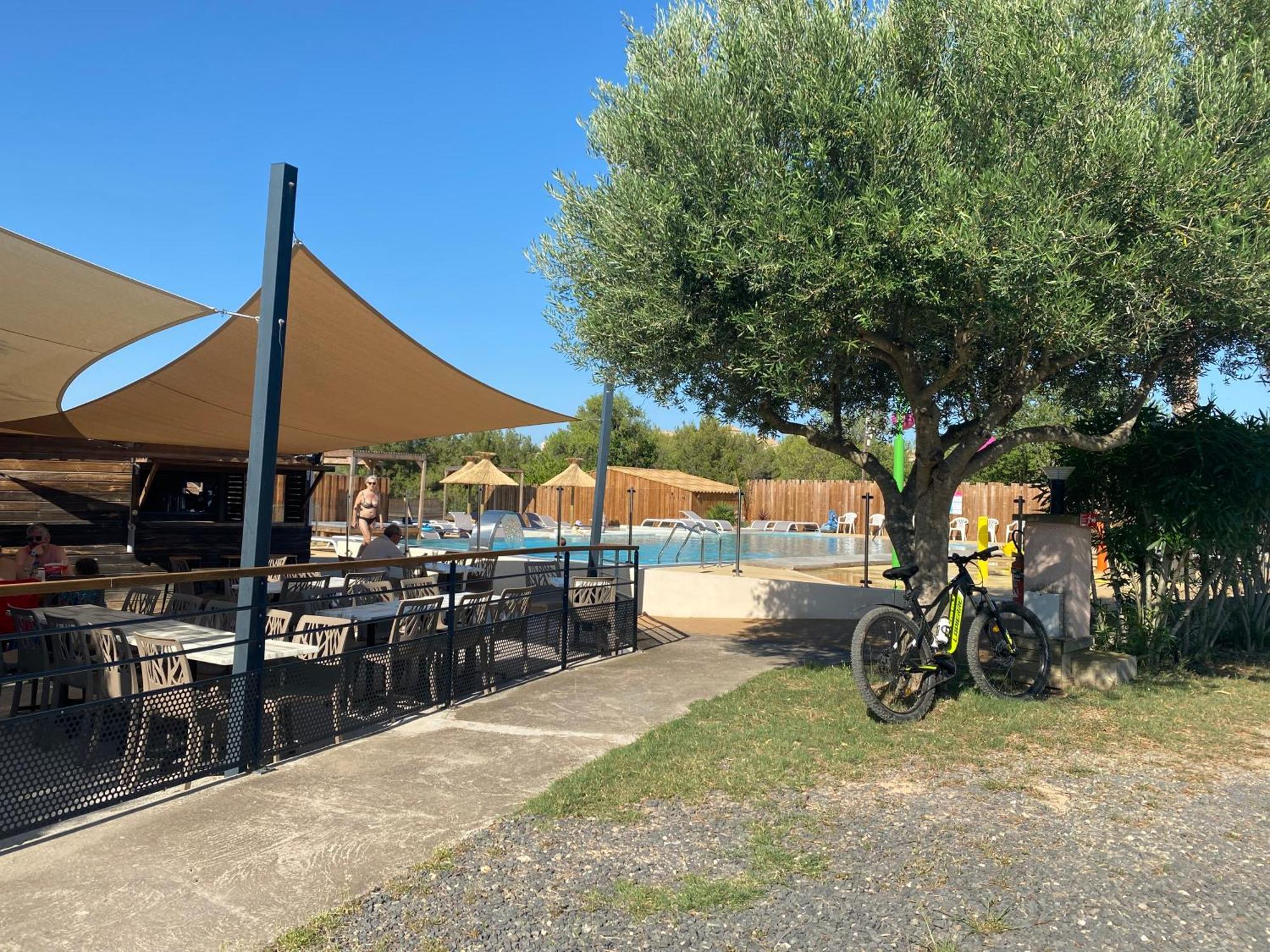 Camping Les Amandiers Castelnau-de-Guers Exteriér fotografie